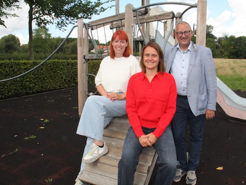 Manjana Louwage en Charlotte Tommeleyn starten samen als directieteam van de gemeentelijke basisscholen Klavertje 4 in Diksmuide. Op de foto zie je ook onderwijsschepen Marc De Keyrel