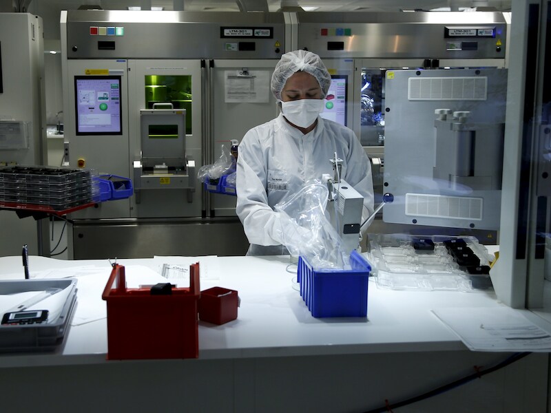 Een werknemer van Biocartis in het labo van het biotechbedrijf.