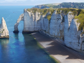 Beroemde kliffen van Étretat gaan deels op slot: “Het moest er ooit van komen”