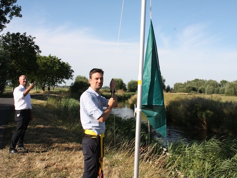 Burgemeester Koen Coupillie kan de groene vlag in de vrije zwemzone nog steeds niet hijsen.