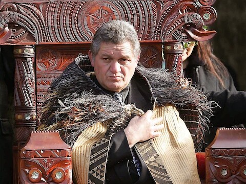 De Maori-koning Tuheitia Paki op zijn troon, tijdens zijn kroning in 2006 in Turangawaewae Marae, ten zuiden van Auckland.
