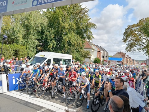 Zondagmiddag rond half één werd de derde editie van de Ixina Classic GP Halle op gang geschoten door burgemeester Eva Demesmaeker (N-VA).