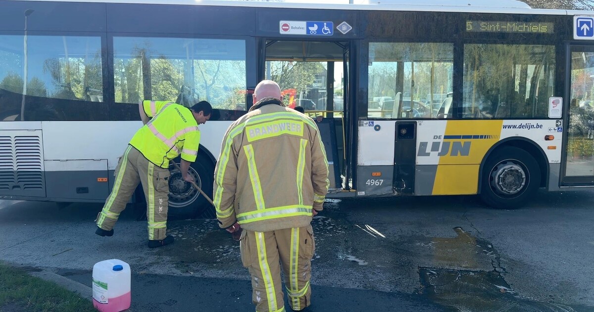 Twee mensen naar ziekenhuis nadat wagen in flank van lijnbus rijdt in ...