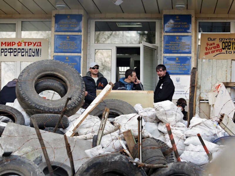 Pro-Russische activisten voor het stadhuis van Kramatorsk.