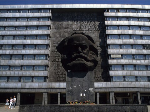 De 'knappe kop' van Marx op een pleintje in Chemnitz.