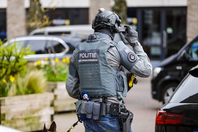 Meerdere mensen neergestoken aan bedrijf in Nederland, politie heeft gebouw omsingeld