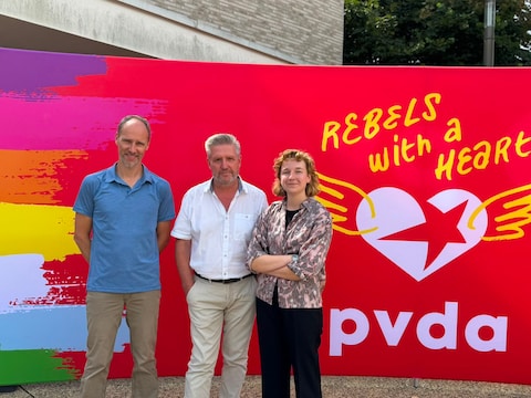 Nieuw gemeenteraadslid Koen Meynendonckx, nieuwe fractievoorzitter Sara Van Rompaey en afscheidnemend fractieleider Dirk Tuypens.