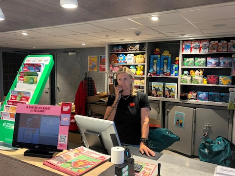 De telefoon van onthaalmedewerkster Anja staat roodgloeiend. Mensen willen weten of er nog eclipsbrilletjes zijn.