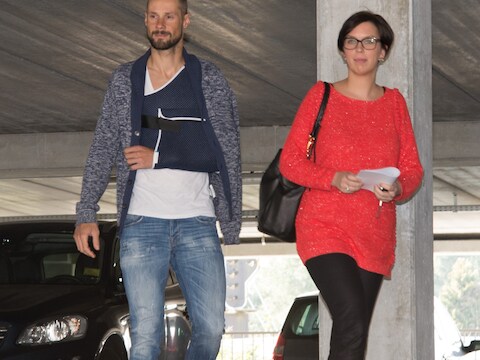 Tom Boonen verlaat het ziekenhuis van Herentals met een mitella rond de linkerarm.