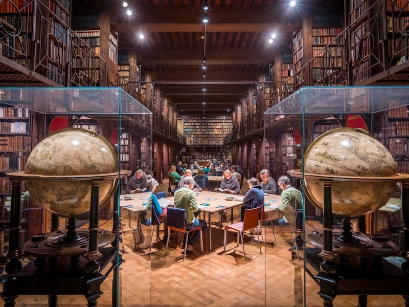 Erfgoedbibliotheek Hendrik Conscience opent opnieuw haar historische Nottebohmzaal voor Slow Reading-sessies.