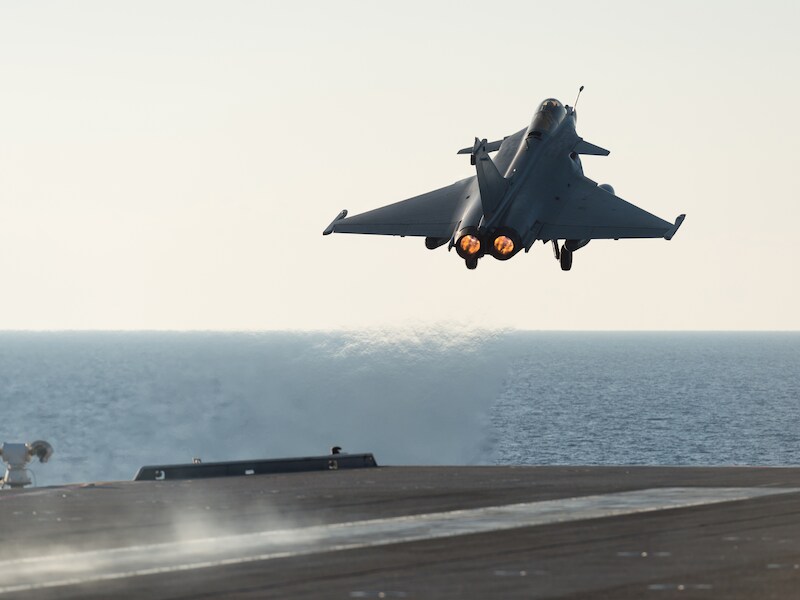 Een Franse straaljager stijgt op van het vliegdekschip Charles de Gaulle
