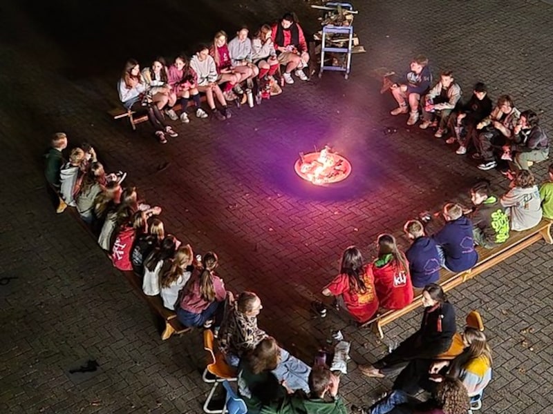 Elk jaar zakken leerlingen en leerkrachten van SMIKS af naar de speelplaats van de middelbare school om de Nacht/Dag van de jeugdbeweging te vieren.