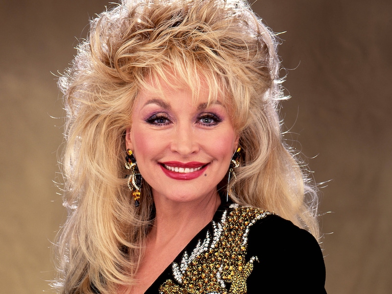 “Het kost veel geld om er zo goedkoop uit te zien”: Dolly Parton (80) was countrykoningin, zakenvrouw én weldoenster die meer dan 300 miljoen boeken schonk