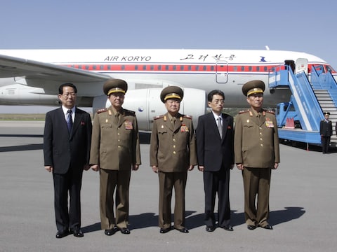 De Noord-Koreaanse delegatie net voor het vertrek naar China.