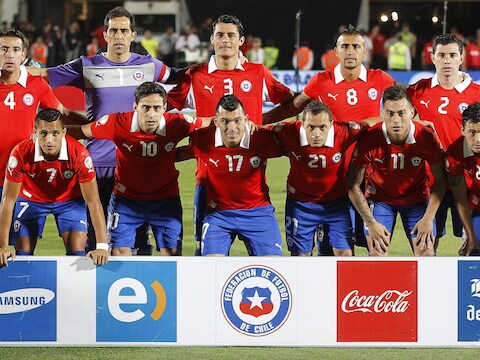 Eduardo Vargas (voorste rij, tweede van rechts) bij de nationale ploeg van Chili.