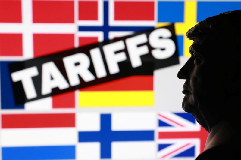 het-silhouet-van-donald-trump-met-op-de-achtergrond-de-vlaggen-van-de-acht-europese-landen-die-getroffen-worden-door-de-heffingen