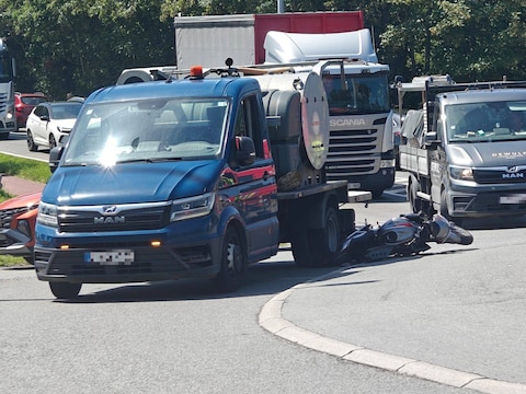 Op de rotonde van de Keibergstraat en R34 in Torhout kwam het tot een aanrijding tussen een lichte vrachtauto en moto.