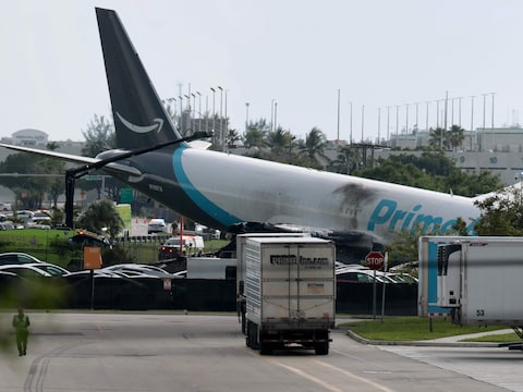 Beelden tonen hoe vliegtuig van de landingsbaan schiet in Miami: cargotoestel botst op truck en vat vuur