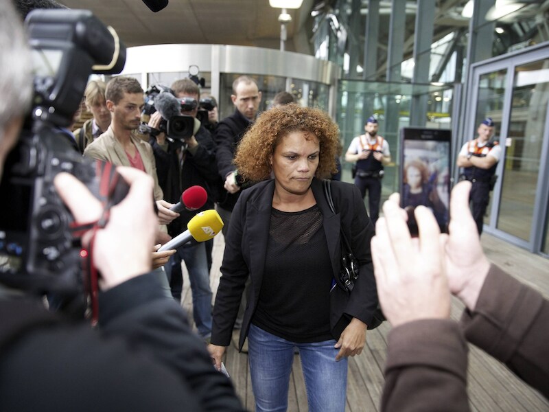 Rosanna Rodriguez, moeder van Brian De Mulder, verlaat de rechtszaal.