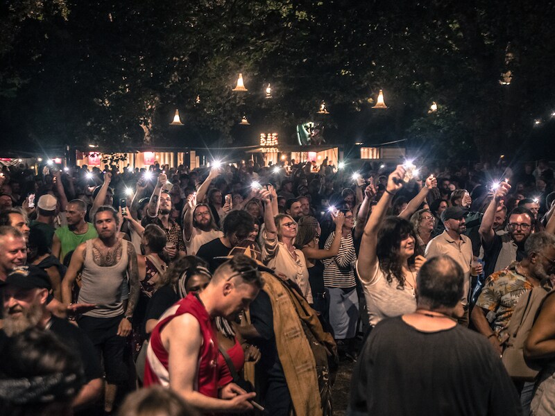 Voor het eerst in 30 jaar één lang feestweekend én een gratis vat: dit wordt ‘Helden in het Park’ 2026 in Eeklo