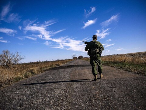 Een Russische separatist op patrouille.