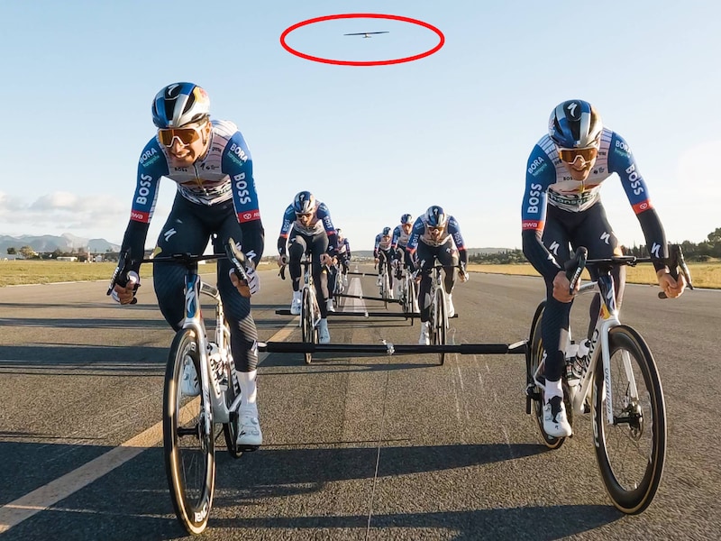 En of Remco Evenepoel sterke ploegmaats krijgt: negen renners van Red Bull-BORA-hansgrohe trekken... een vliegtuig de lucht in