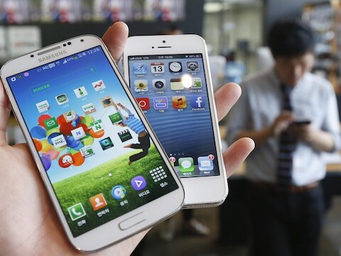 De Samsung Galaxy S4 (links) afgezet tegen Apples iPhone 5.