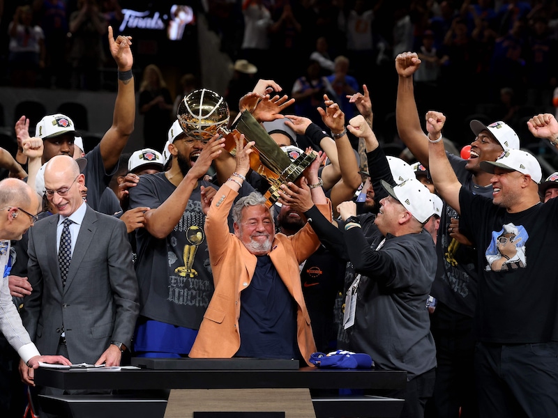 Basketgeschiedenis! New York Knicks pakken eerste NBA-titel in 53 jaar na nieuwe zege tegen San Antonio, sterspeler Jalen Brunson schittert met 45 punten