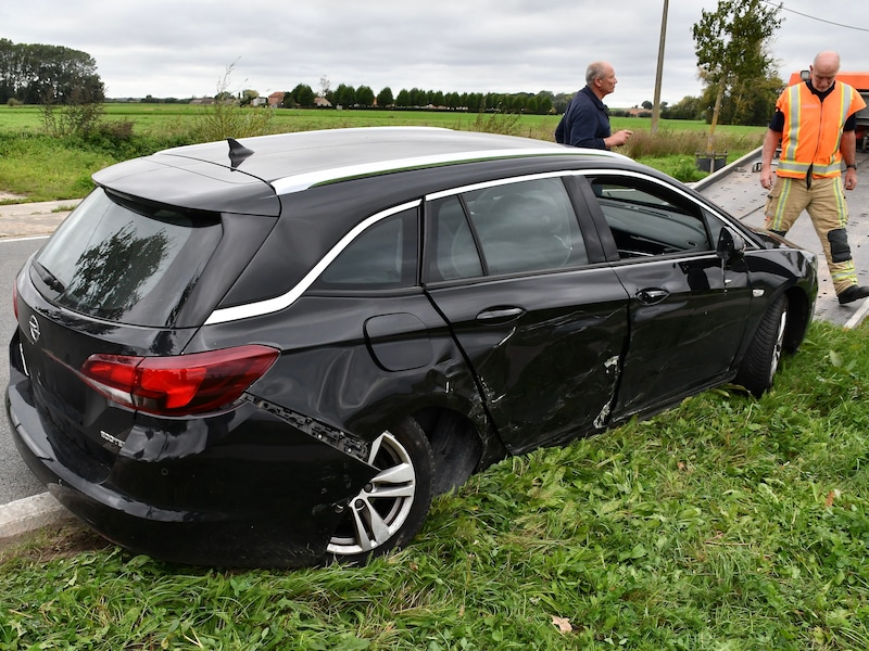 Langs de Kruisekestraat in Kruiseke (Wervik) botste een auto tegen een boom.