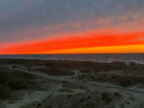 Vuurrode hemel boven het strand in Oostduinkerke levert mooi beeld op
