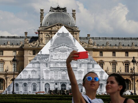 Toeristen voor de ingang van het Louvre in Parijs.