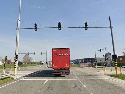 De zeventiger reed door rood op het kruispunt van de N44 met Krommewege in Maldegem.