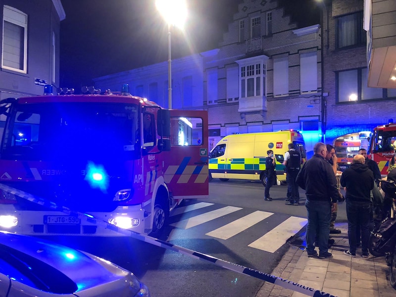 De hulpdiensten zijn massaal aanwezig in de Baron de Pélichystraat in Izegem.