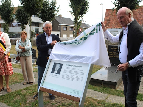 Burgemeester Gerard Liefooghe van Alveringem en historicus Nico Van Campenhout onthullen het gedenkbord bij het graf van Hendrik Fayat. “Een terecht eerbetoon”, oordeelt Gerard Liefooghe.