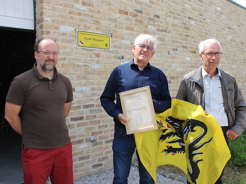 Een beeld van tijdens de opening van het documentatiecentrum Cyriel Moeyaert in Stavele: we zien doctoraatsstudent Jérôme Vanstaevel, Mark Ingelaere en Dirk Moeyaert.