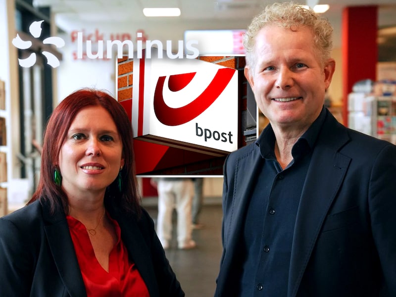 Tina Hernalsteen van Bpost en Henri Buenen van Luminus stellen de nieuwe samenwerking voor.