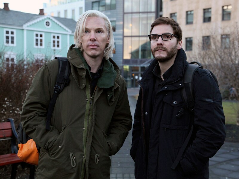 Acteur Benedict Cumberbatch (L) en acteur Daniel Bruhl tijdens de opnames van The Fifth Estate.