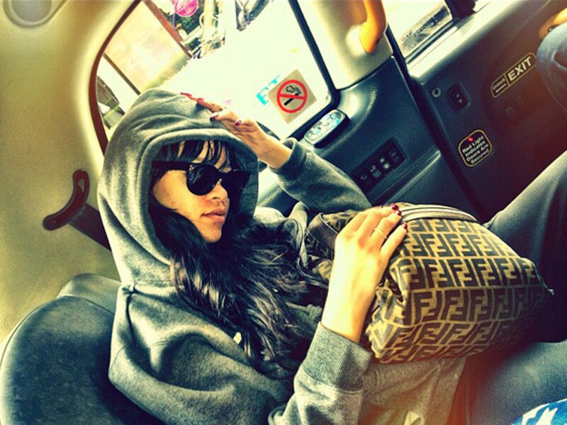 © Twitter @rihanna Riri had opvallend veel kleren aan voor de omstandigheden waarin ze zich bevond...