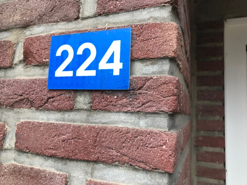 Een reflecterend huisnummer is een grote meerwaarde voor de hulpdiensten. (illustratiebeeld)