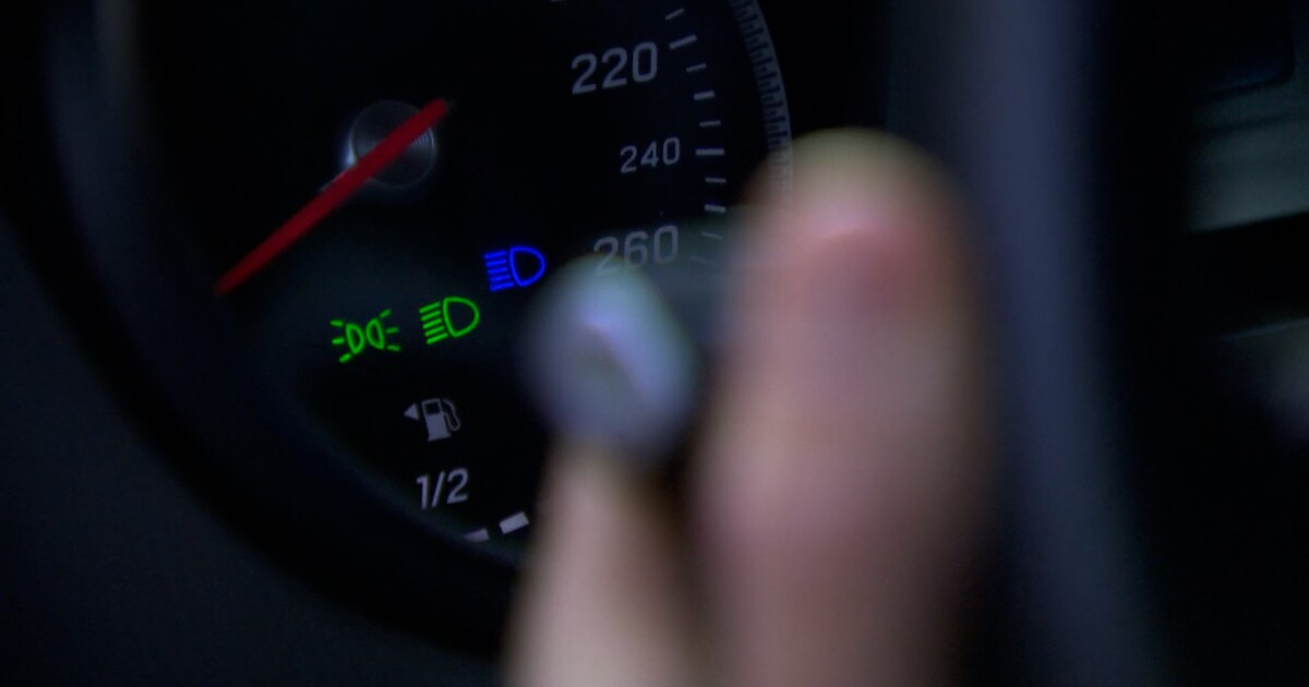 Gehaaste arts-assistent gebruikt grootlichten en haalt auto langs ...