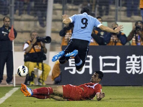 Luis Suarez ontwijkt een tackle.