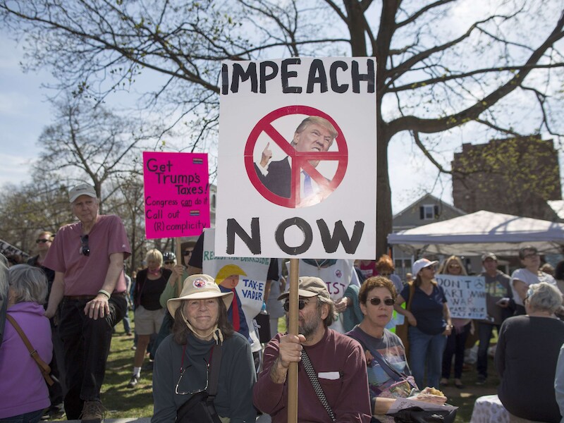 Demonstranten in Cambridge willen dat Trump wordt afgezet.