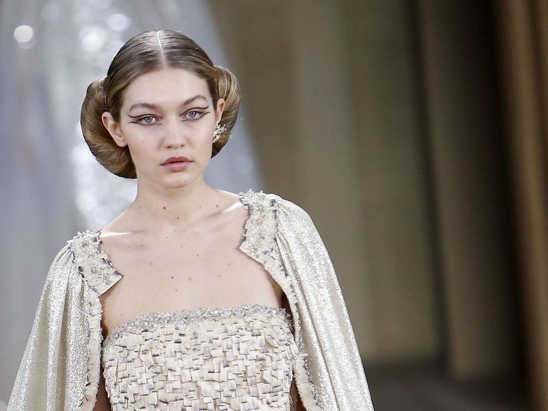 Gigi Hadid tijdens de haute couture show van Chanel.