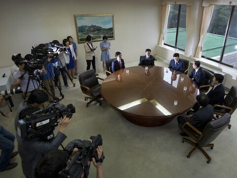 Delegaties van Noord- en Zuid-Korea zijn weer met elkaar in gesprek.