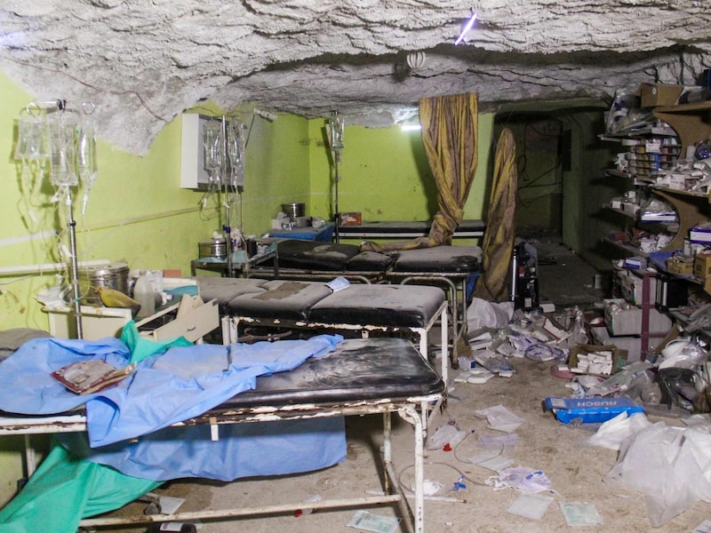 Archieffoto van afgelopen dinsdag toen een ziekenhuis in Khan Shaykhun doelwit werd van een vermoedelijke gifgasaanval.