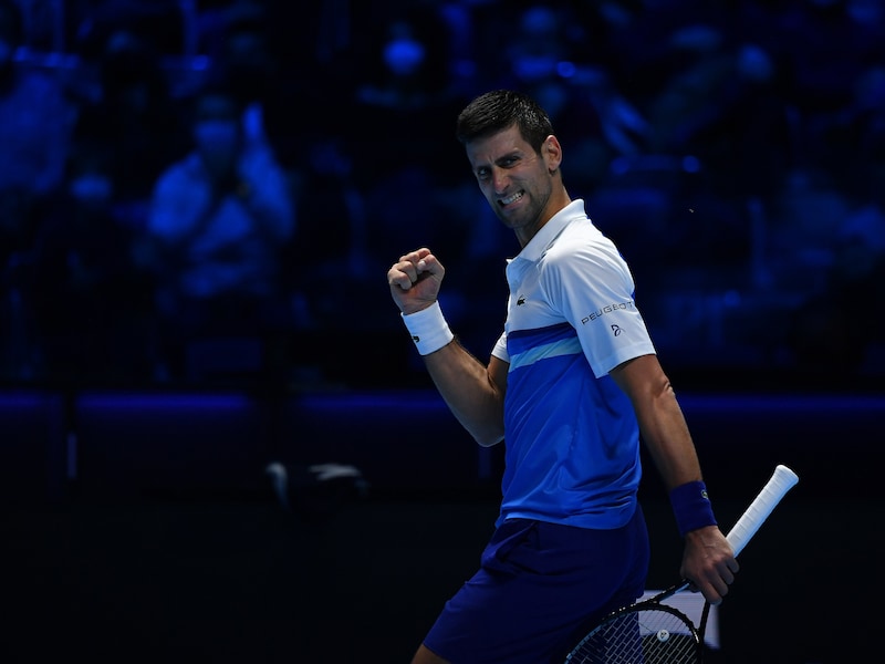 Djokovic wint ook tweede duel op ATP Masters en is groepswinnaar, Tsitsipas geeft forfait
