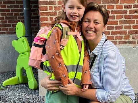 Julie is klaar voor de eerste schooldag.