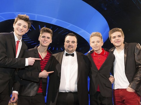 Zanger Alex Hirsoux (midden) met de leden van de band Bandits.