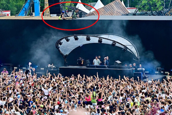 KIJK. Feest aan nieuw hoofdpodium barst los terwijl geraamte oude mainstage  tegen de vlakte gaat | Brand op Tomorrowland | hln.be
