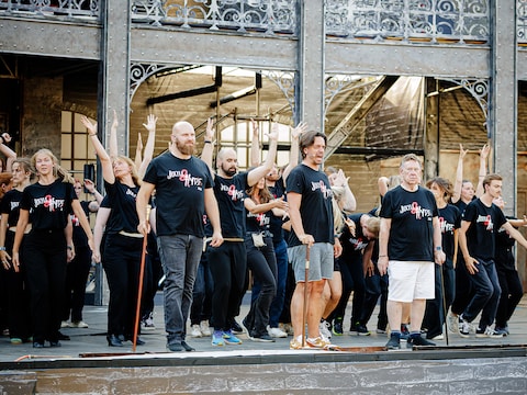 De acteurs van de musical ’Jekyll & Hyde’ aan het werk op het podium in Berlare.